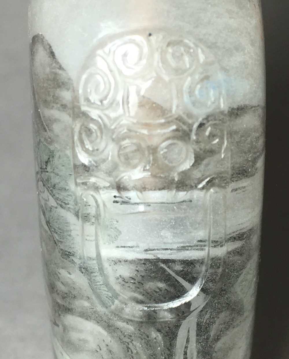 A Chinese carved and inside painted rock crystal snuff bottle and stopper Well decorated with - Image 5 of 10