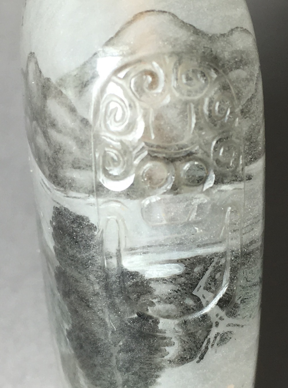 A Chinese carved and inside painted rock crystal snuff bottle and stopper Well decorated with - Image 9 of 10