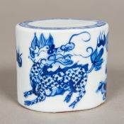 A Chinese blue and white porcelain seal Of oval section,