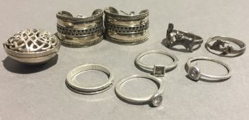 A quantity of silver jewellery