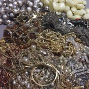 A quantity of costume jewellery