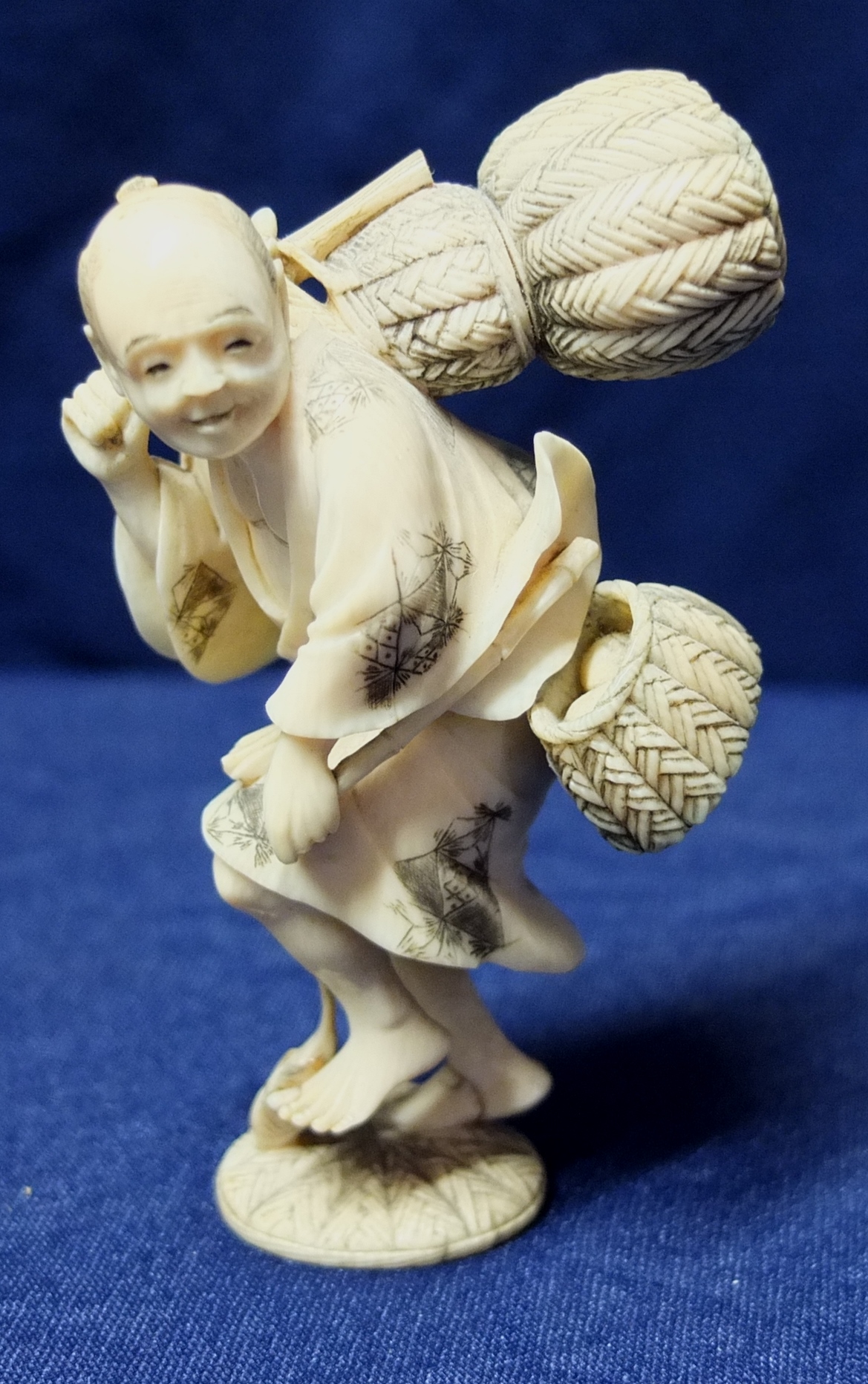 Mid 19th C Japanese carved ivory figure of a fisherman with insert cinnabar lacquer signature panel - Image 3 of 4