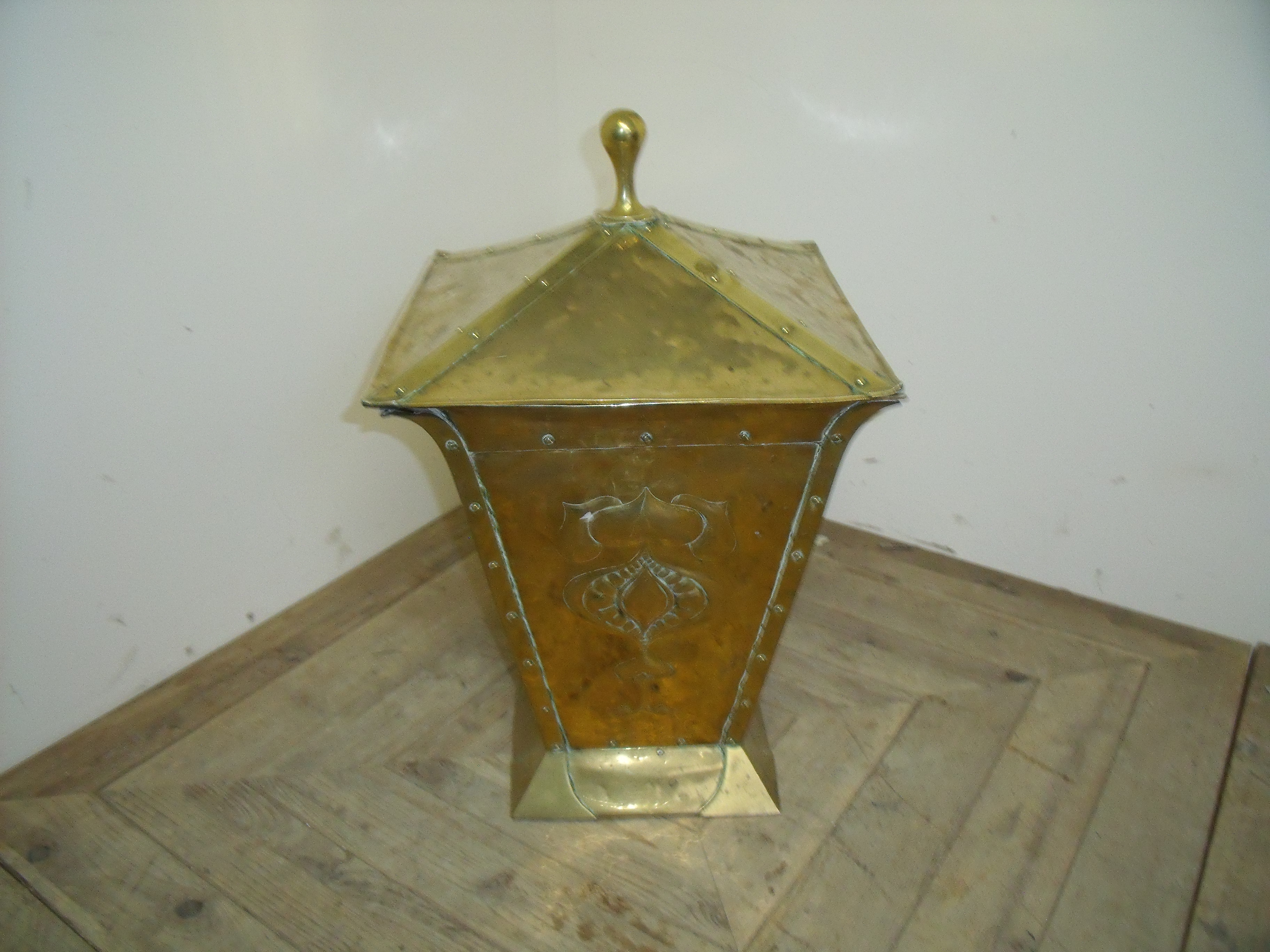 Brass Art Nouveau coal bucket of square form with twin handles and cover (height 63cm) - Image 2 of 2