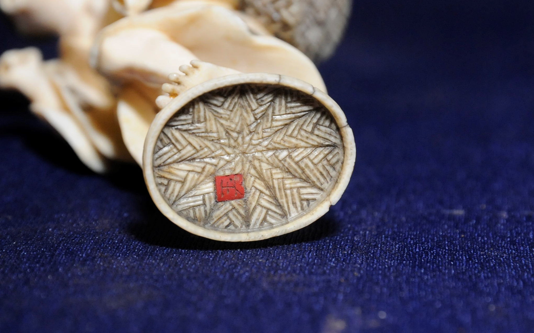 Mid 19th C Japanese carved ivory figure of a fisherman with insert cinnabar lacquer signature panel - Image 2 of 4