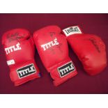 Signed title red left handed boxing glove signed by Robeto Duran,