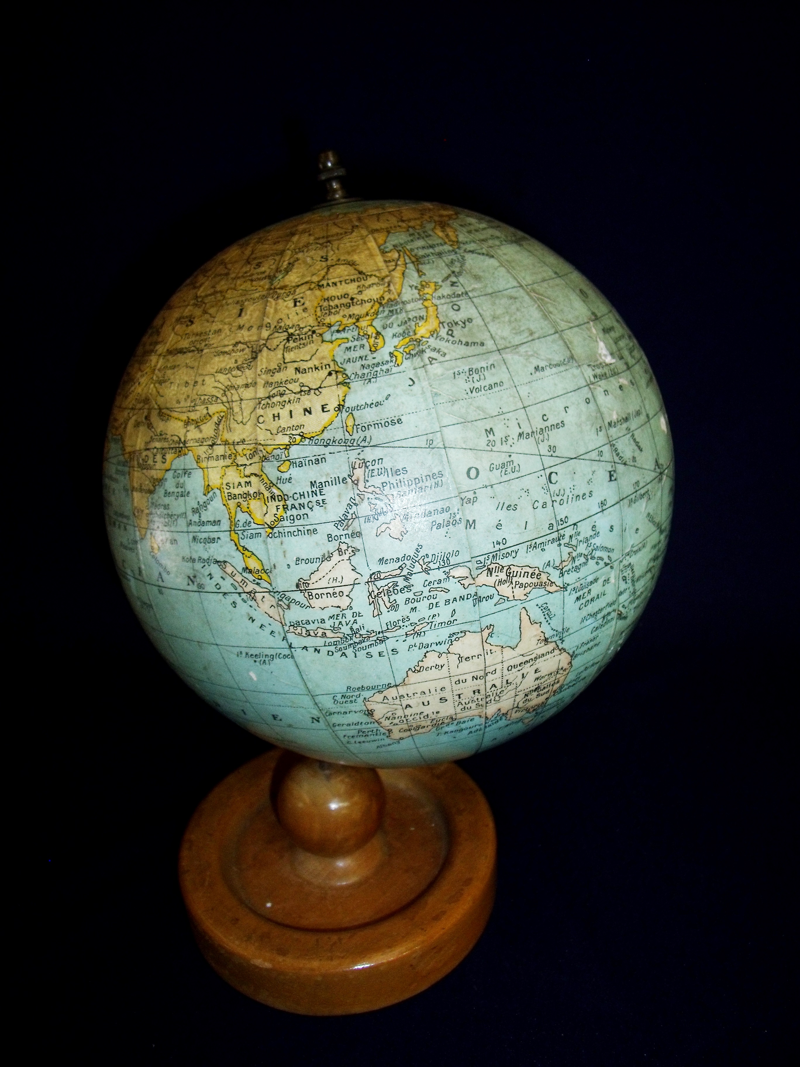 G. Thomas of Paris terrestrial desk globe on turned wood stand (overall height approx. 23cm)