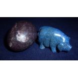 Carved lapis stone pig (3.5cm high) and a carved hard stone egg (5cm high) (2)