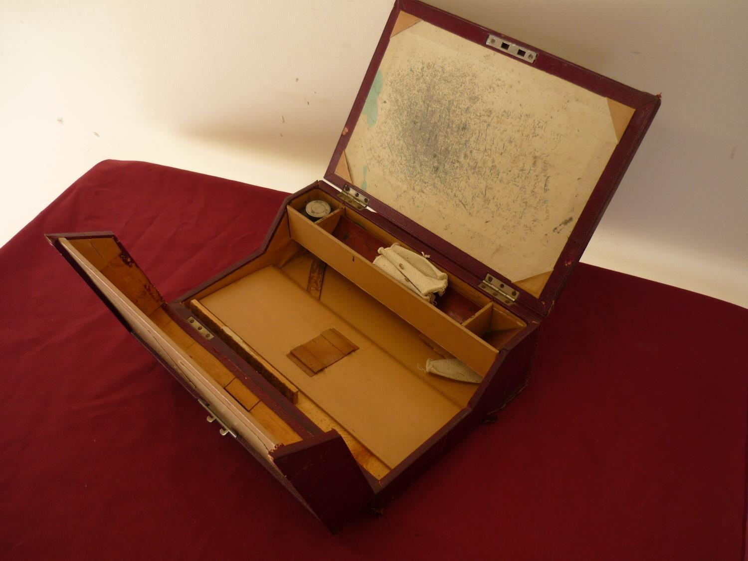 Leather travelling writing box with inset handle and fitted interior, complete with inkwell (31cm - Image 2 of 2
