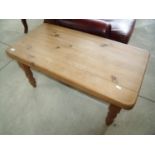 Rectangular pine coffee table on turned supports (92cm x 47cm x 48cm)