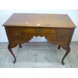 Early 20th C walnut kneehole desk/dressing table