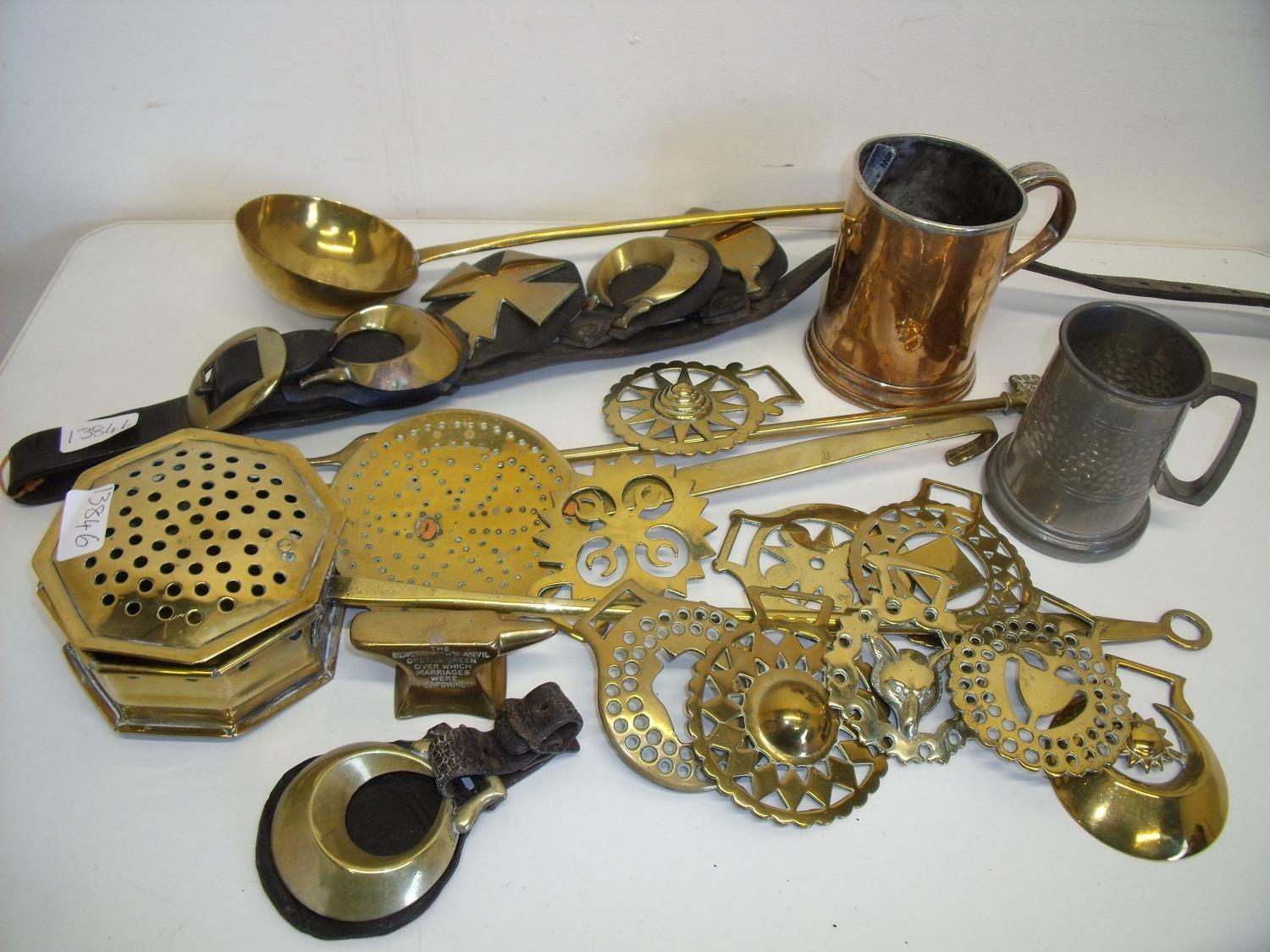 Selection of various brassware including early 19th C copper tankard, various horse brasses