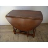 Small oak drop leaf table (length 59cm, height 48cm)