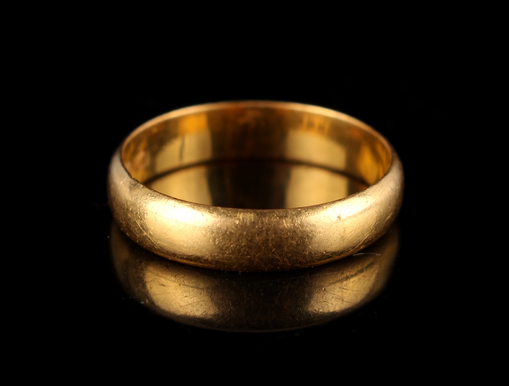 Property of a gentleman - a 22ct yellow gold wedding band, approximately 3.4 grams, size M (see