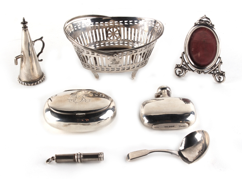 Property of a lady - a quantity of small silver items including an Edwardian silver oval snuff