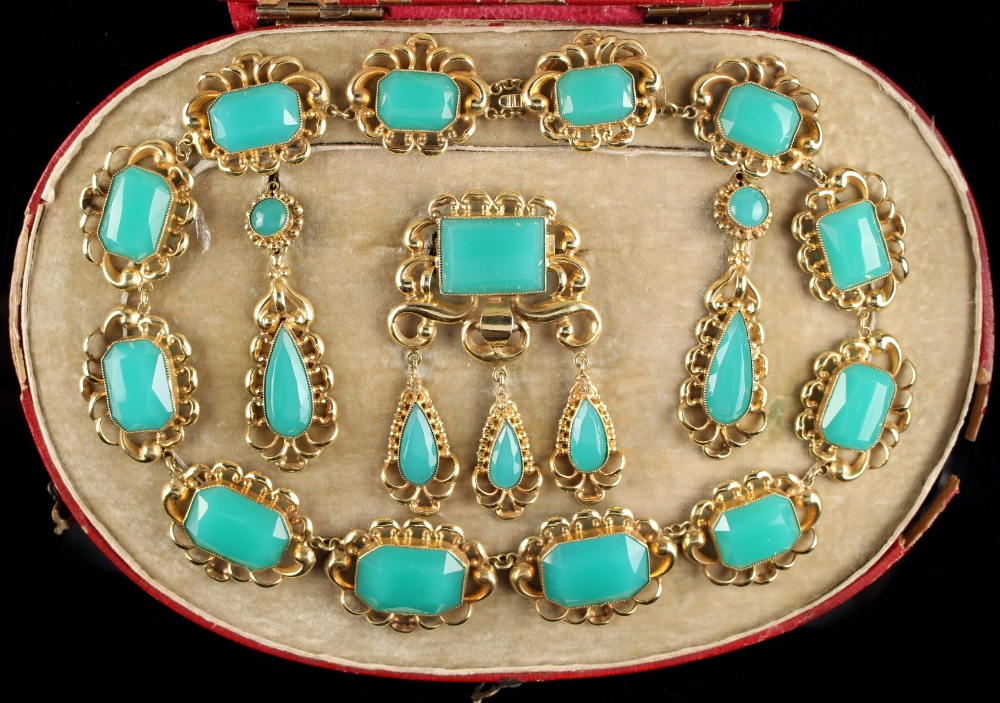 A Victorian yellow metal & chrysoprase parure, comprising a panel necklace, a matching brooch, and a
