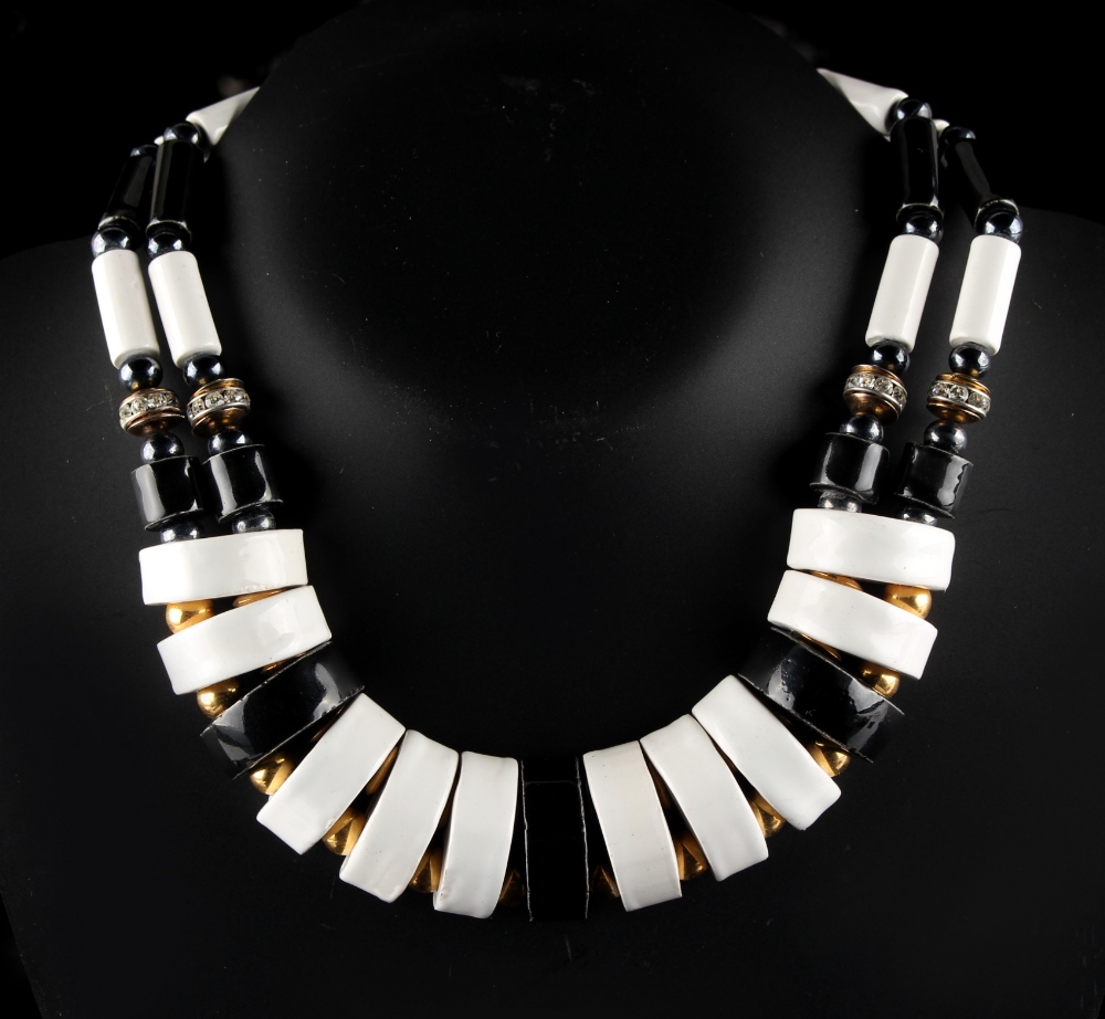 A modernist style alternating black & white ceramic link necklace, with gilt ball & paste set - Image 2 of 2