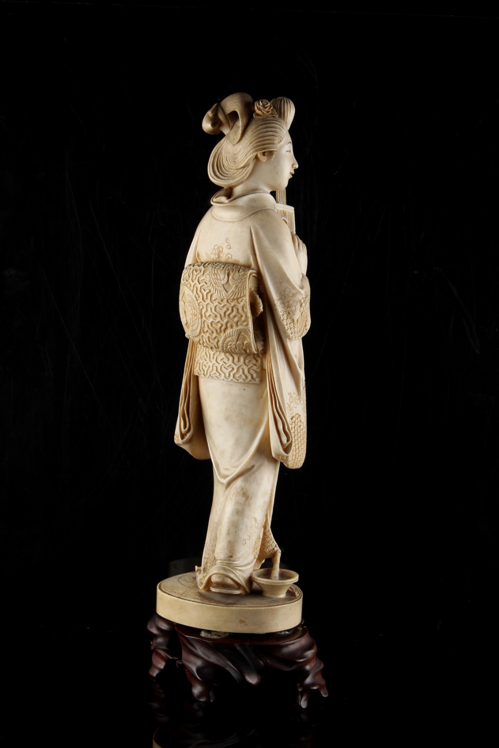 Property of a gentleman - a large Japanese carved ivory okimono depicting a bijin, Meiji period ( - Image 2 of 3