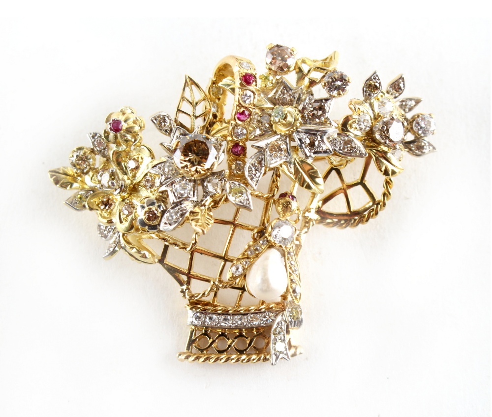 A fine & unusual 18ct yellow gold giardinetto & fly brooch, set with cognac diamonds, yellow