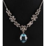 A Belle Epoque style aquamarine & diamond necklace, with stylised flowerhead & crossed ribbon links,