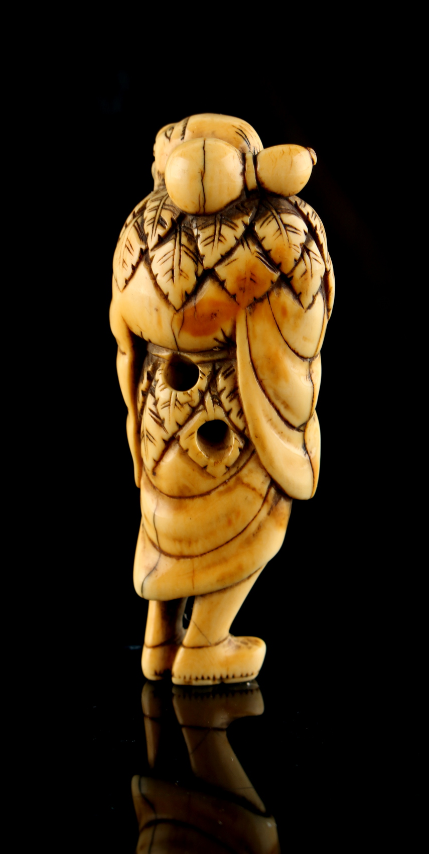 The Ronald Hart Collection of Japanese Netsukes - a large carved ivory netsuke modelled as a - Image 3 of 3