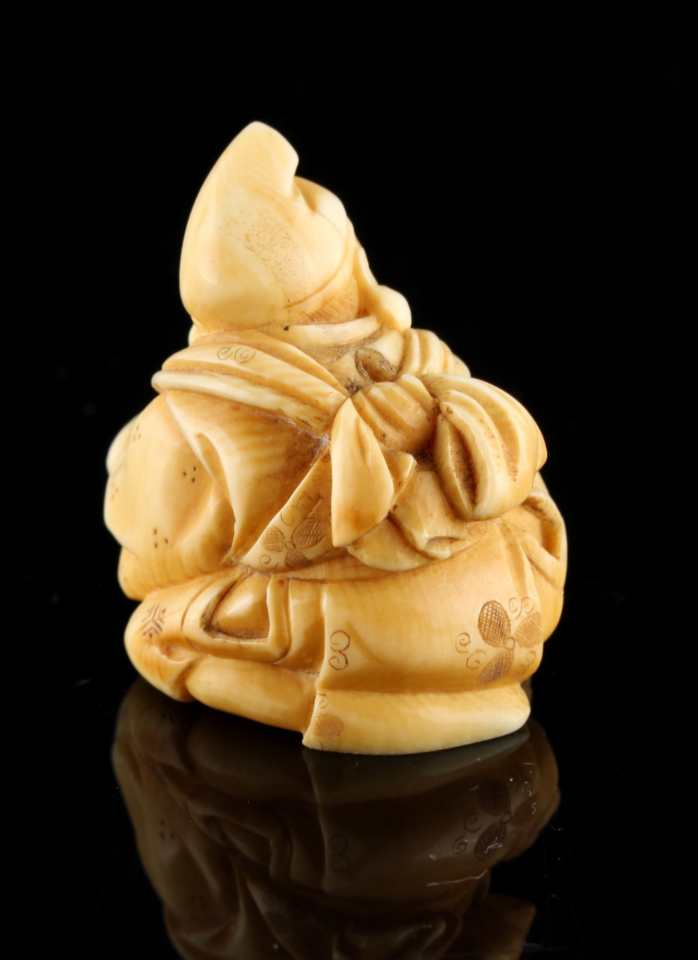 The Ronald Hart Collection of Japanese Netsukes - a carved ivory netsuke modelled as a kneeling - Image 4 of 5