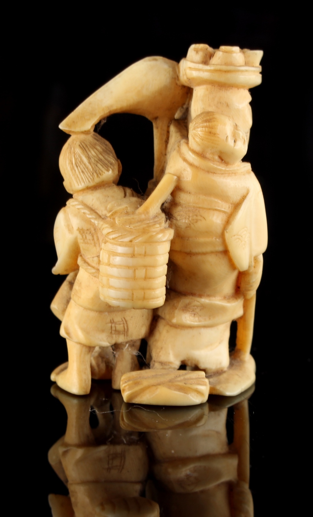 The Ronald Hart Collection of Japanese Netsukes - a carved ivory netsuke modelled as a standing lady - Image 2 of 6