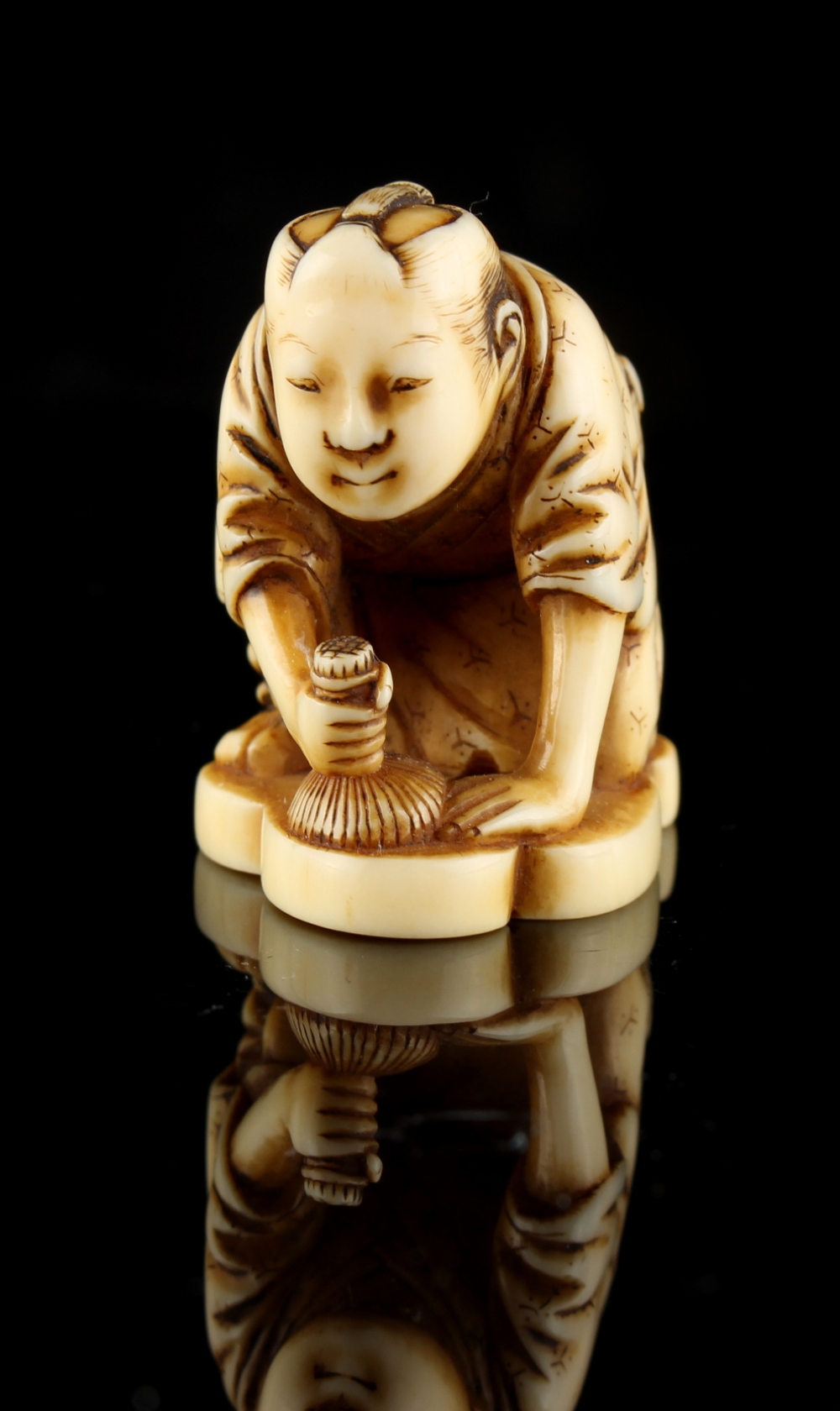 The Ronald Hart Collection of Japanese Netsukes - a carved ivory netsuke modelled as a kneeling - Image 5 of 6