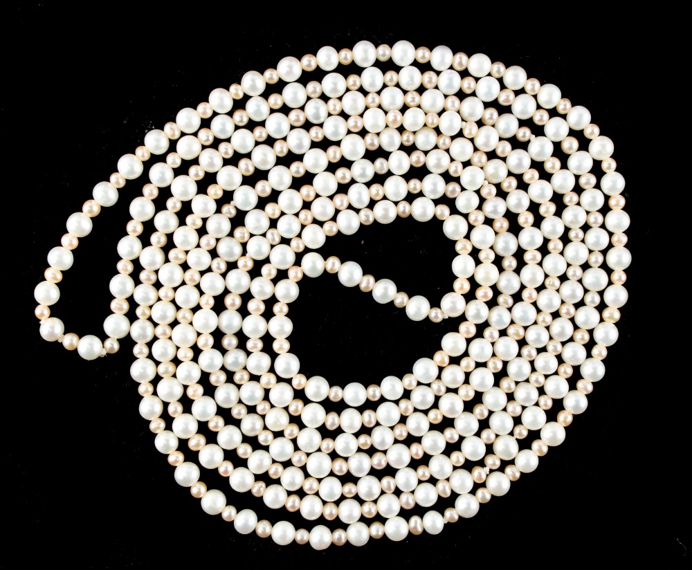 A long single strand pearl necklace, with alternating smaller pink & larger white pearls, the - Image 2 of 2