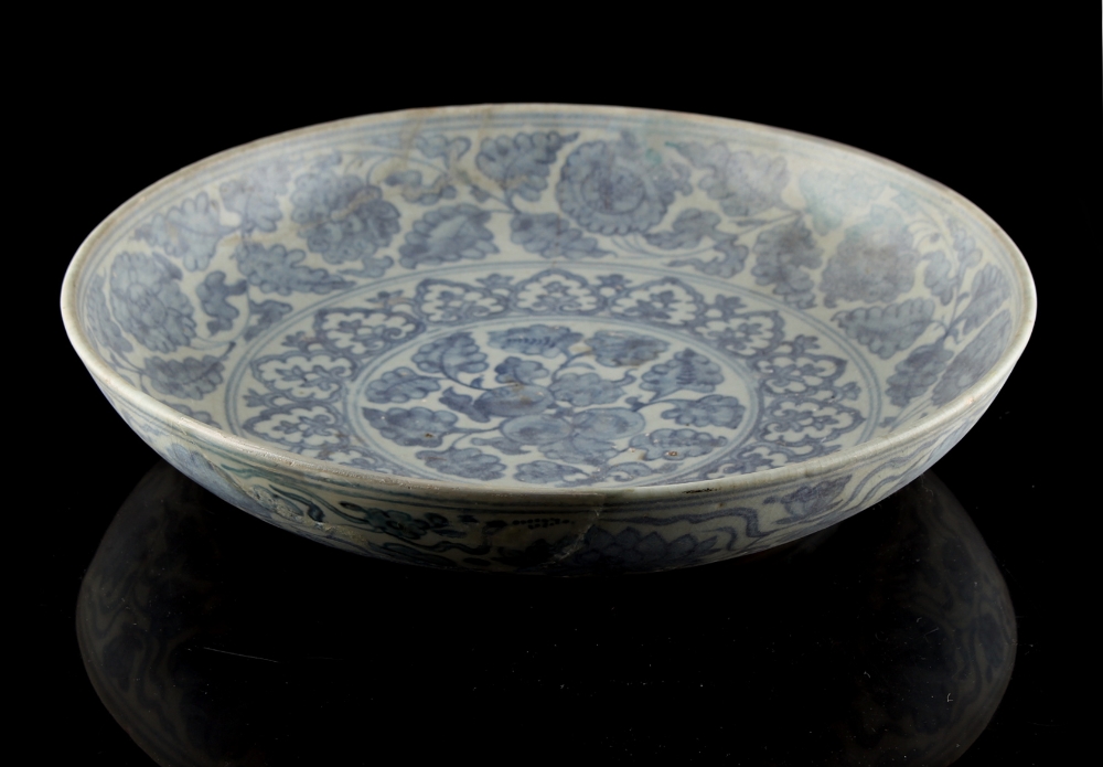 Property of a lady - a Chinese blue & white shallow dish, Ming Dynasty (1368-1644), restored, 12. - Image 2 of 2