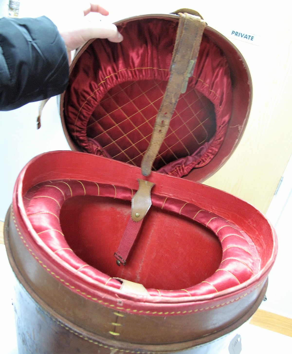 An Early XX Century Silk Top Hat, retailed by "Woodroww, 45 Gordon St, Glasgow", cream silk lined - Image 8 of 12