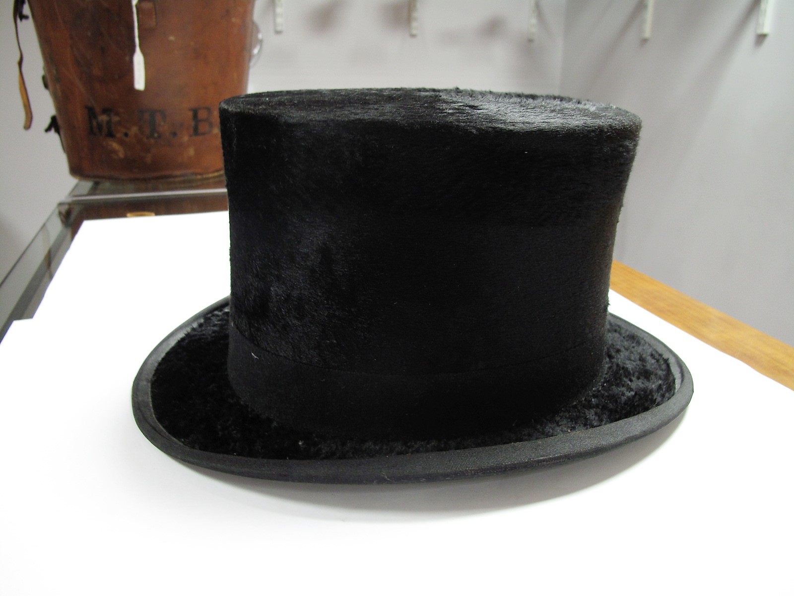 An Early XX Century Silk Top Hat, retailed by "Woodroww, 45 Gordon St, Glasgow", cream silk lined - Image 2 of 12