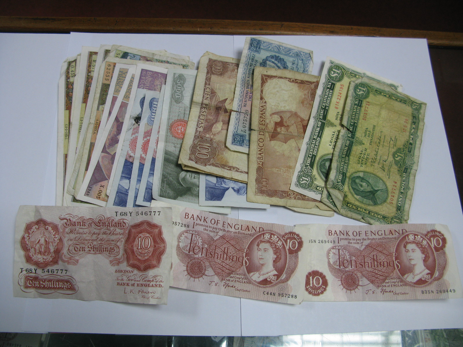 Twenty Nine Circulated Banknotes, including Bank of England Ten shillings banknote (O'Brien -