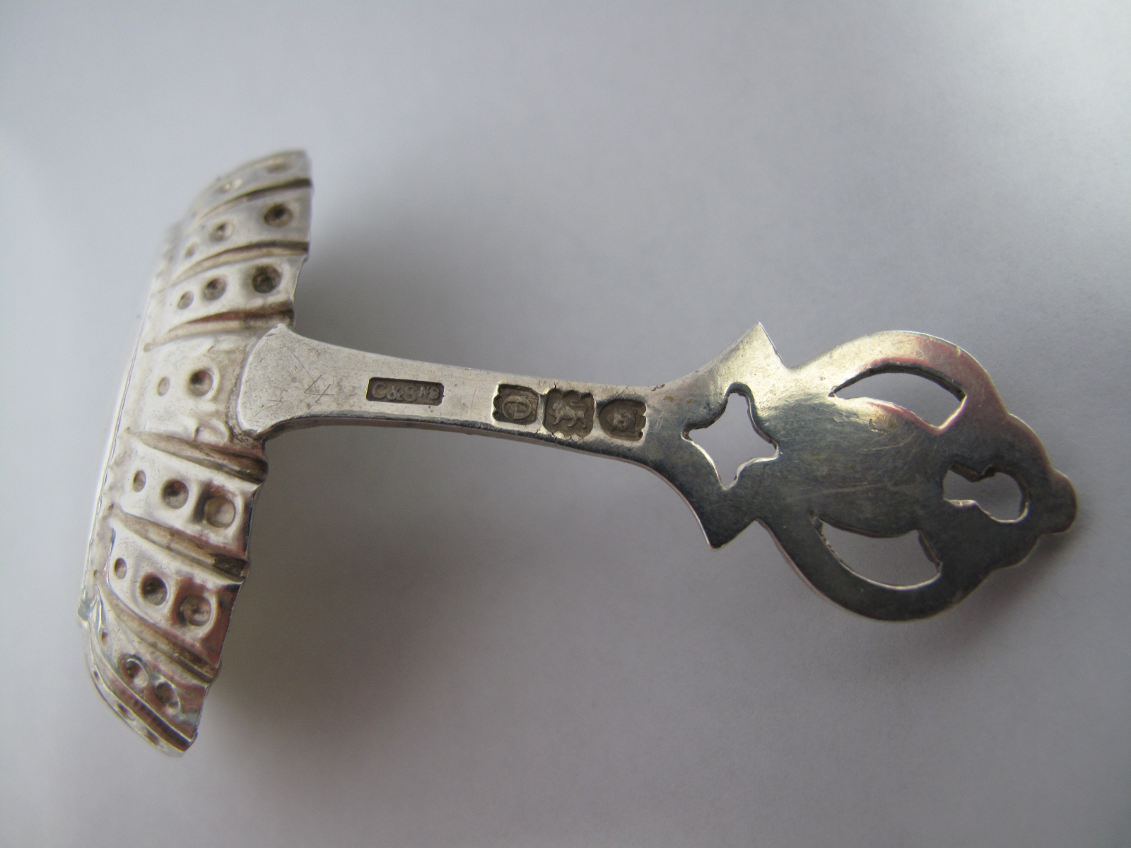 A Highly Decorative Hallmarked Silver Caddy Spoon, Chaplin & Sons, London 1900, the shaped - Image 5 of 6