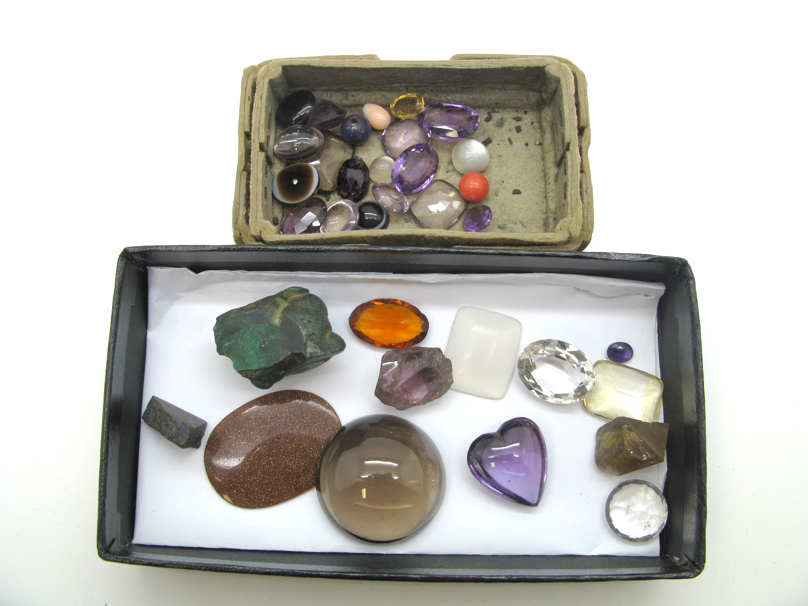 A Collection of Unmounted Polished and Faceted Stones, including polished heart, goldstone oval