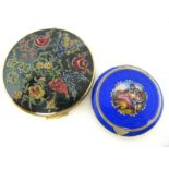 An Enamelled Ladies Powder Compact, of circular form highlighted in blue, detailed to the hinged
