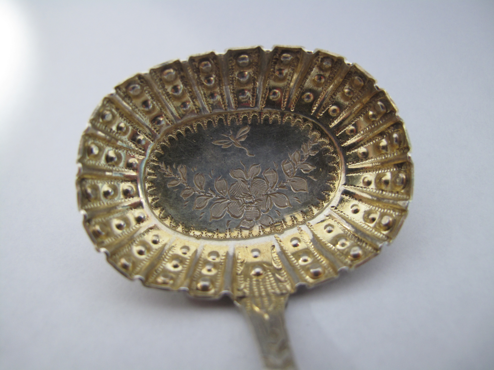 A Highly Decorative Hallmarked Silver Caddy Spoon, Chaplin & Sons, London 1900, the shaped - Image 2 of 6