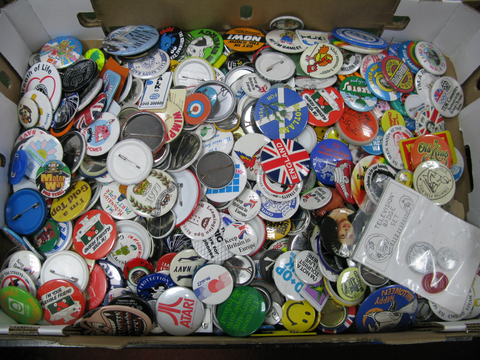 Tin Badges including Marc Bolan, Gold Top Milk, Puma, Thames Water, Atari, and many others, many