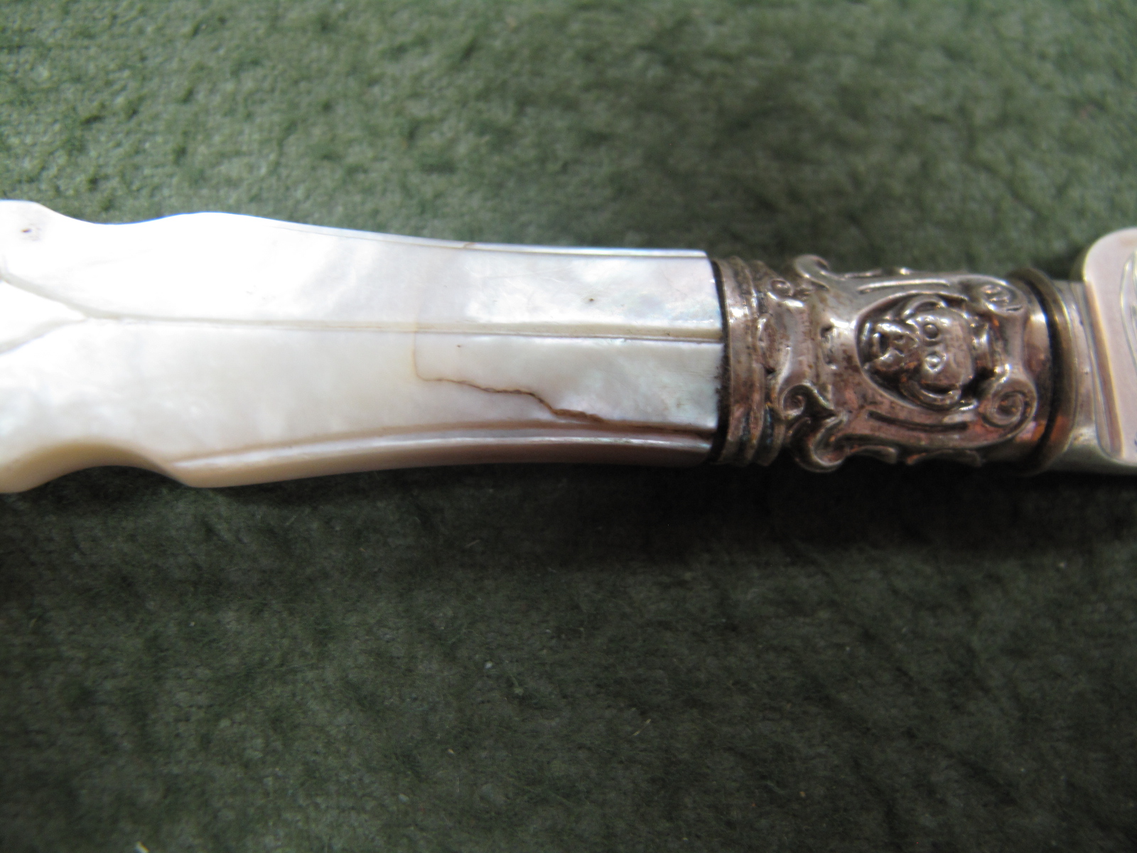 A Decorative Set of Eighteen Mother of Pearl Handled Dessert Knives and Forks, in original fitted - Image 2 of 10