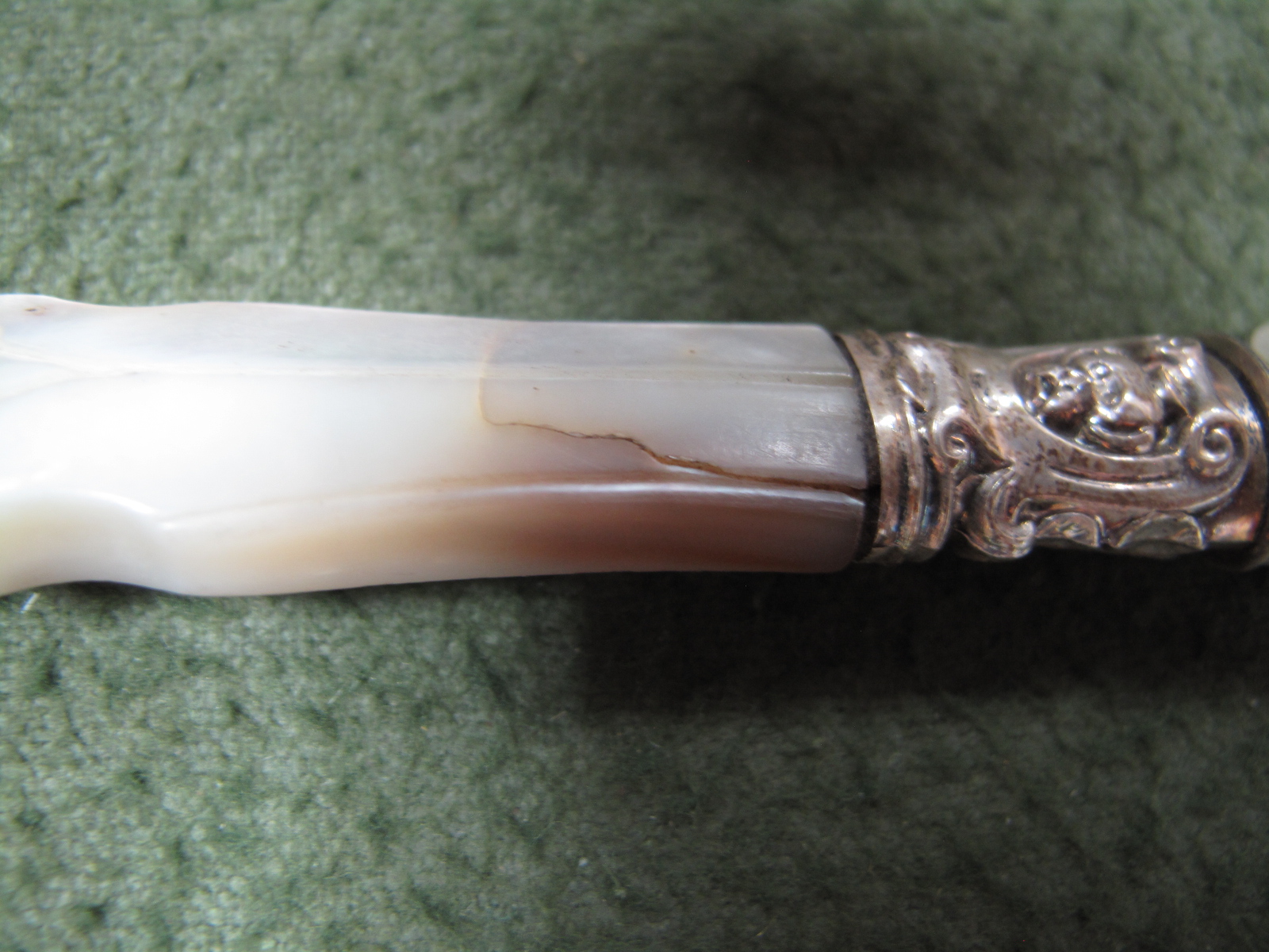 A Decorative Set of Eighteen Mother of Pearl Handled Dessert Knives and Forks, in original fitted - Image 3 of 10