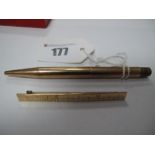 A 9ct Gold Pen, initialled "MMS" (incomplete); together with a novelty ruler bar brooch. (2)