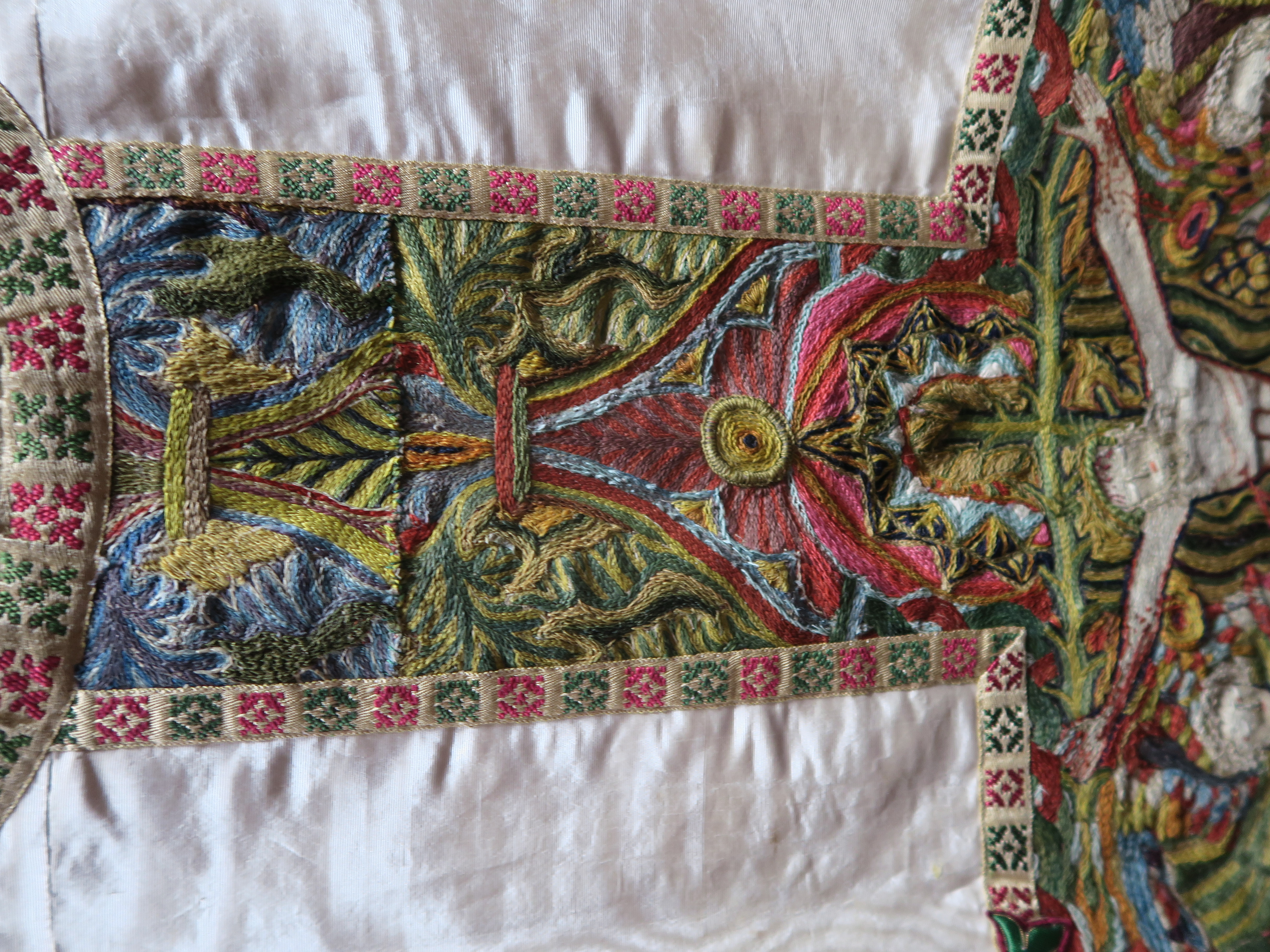 An Late XIX Century Chasuble, the front with a panel of crewelwork embroidery depicting the three - Bild 4 aus 13