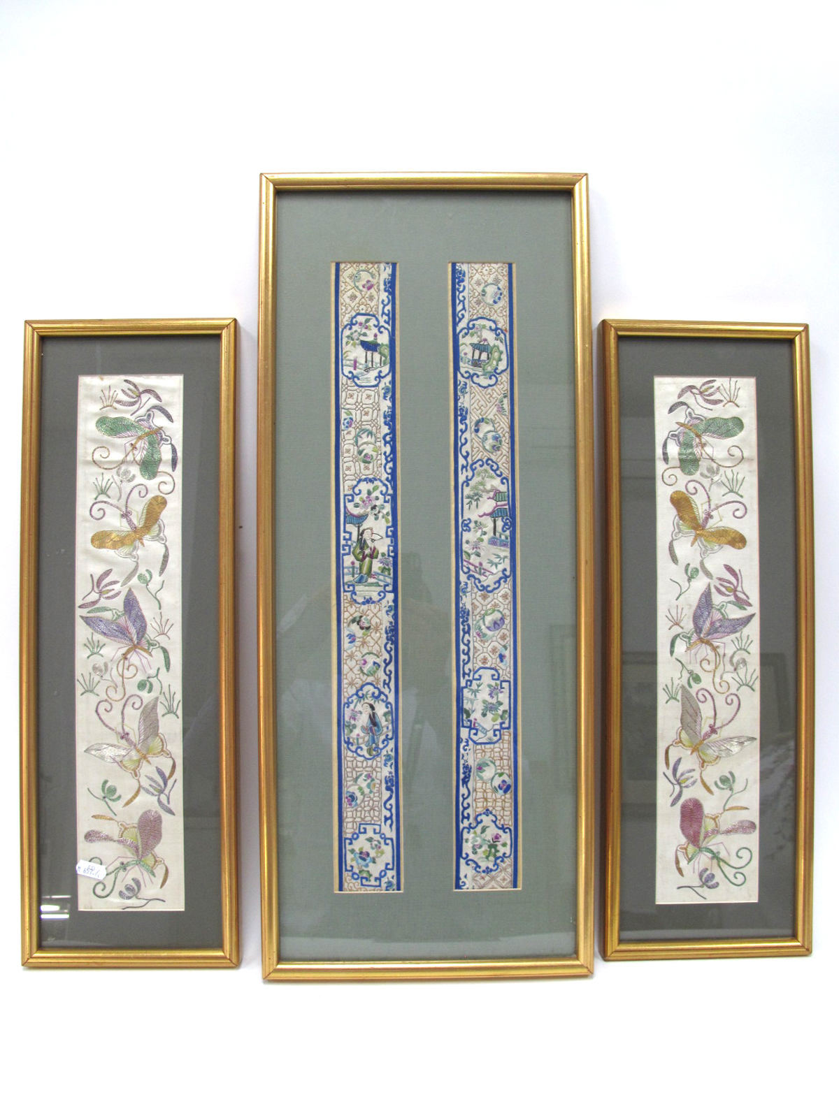 An Early XX Century Pair of Chinese Sleeve Panels, embroidered in silks with figures on terraces and - Bild 3 aus 3