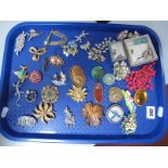 A Collection of Assorted Costume Brooches, etc:- One Tray