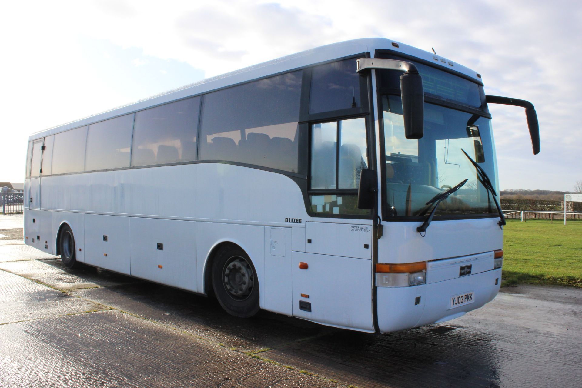 DAF VanHool Alizee SB4000 Reg: YJ03 PKK Date of Registration- 27/06/2003 MOT Expiry - - Image 2 of 5