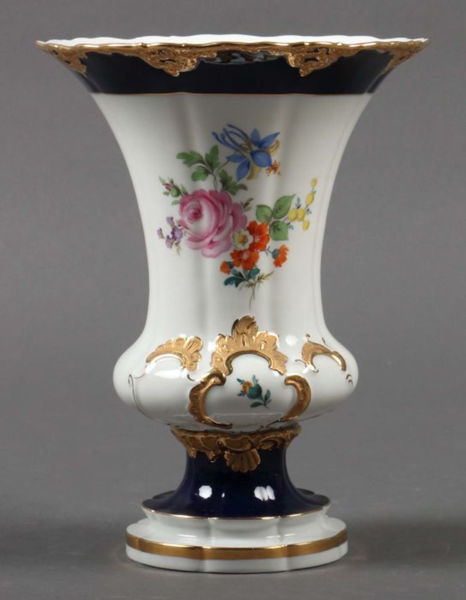 Prunkvase mit Blumenmalerei Meissen, nach 1934, Porzellan, kobaltblaue Mündung und Stand,