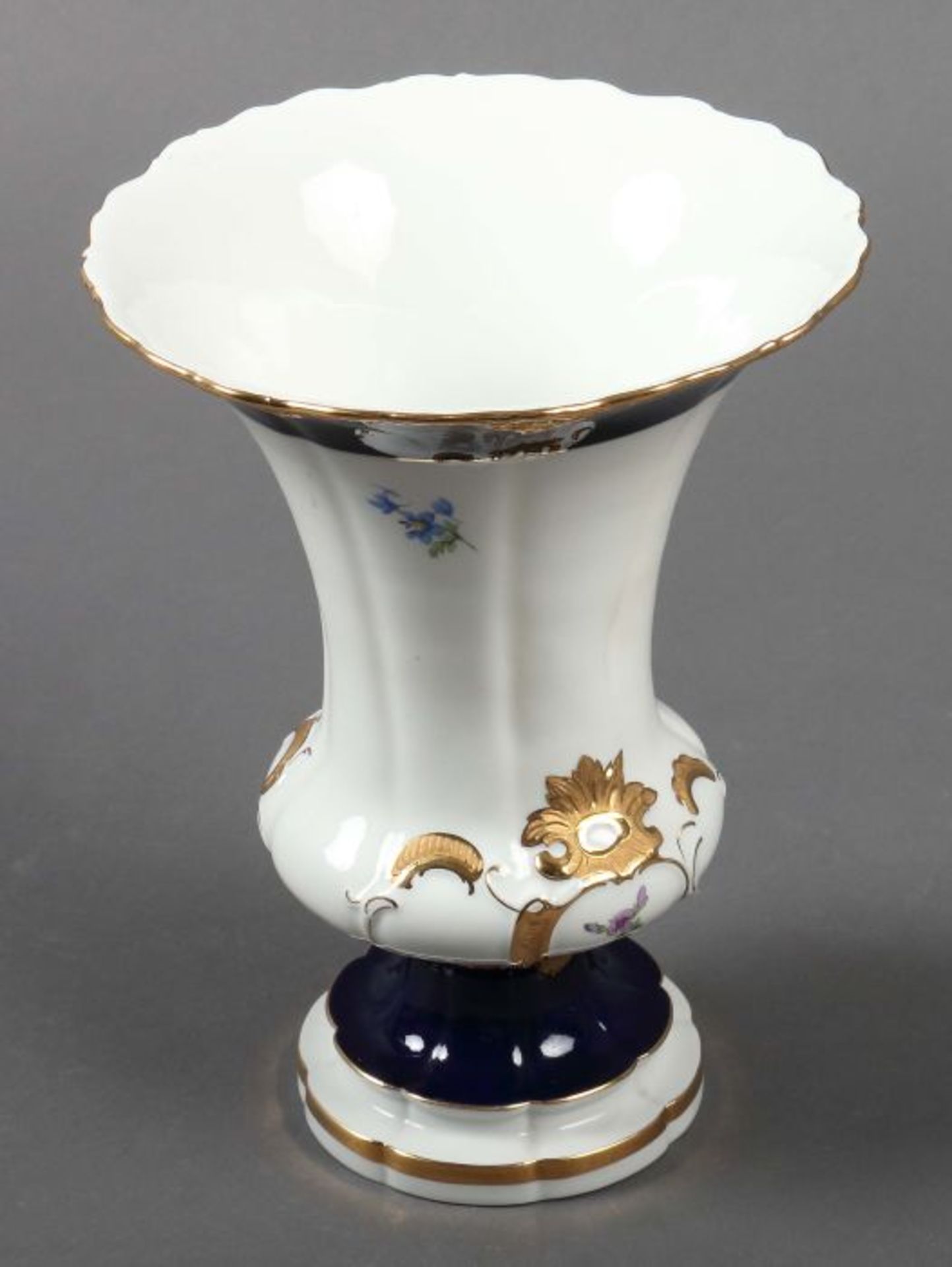 Prunkvase mit Blumenmalerei Meissen, nach 1934, Porzellan, kobaltblaue Mündung und Stand, - Bild 2 aus 3