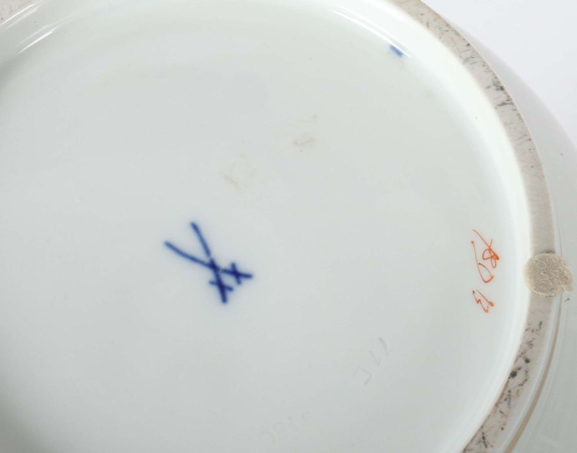Bodenvase mit Mingdrache Meißen, nach 1934, Porzellan, weiß glasiert mit polychromer - Bild 3 aus 3