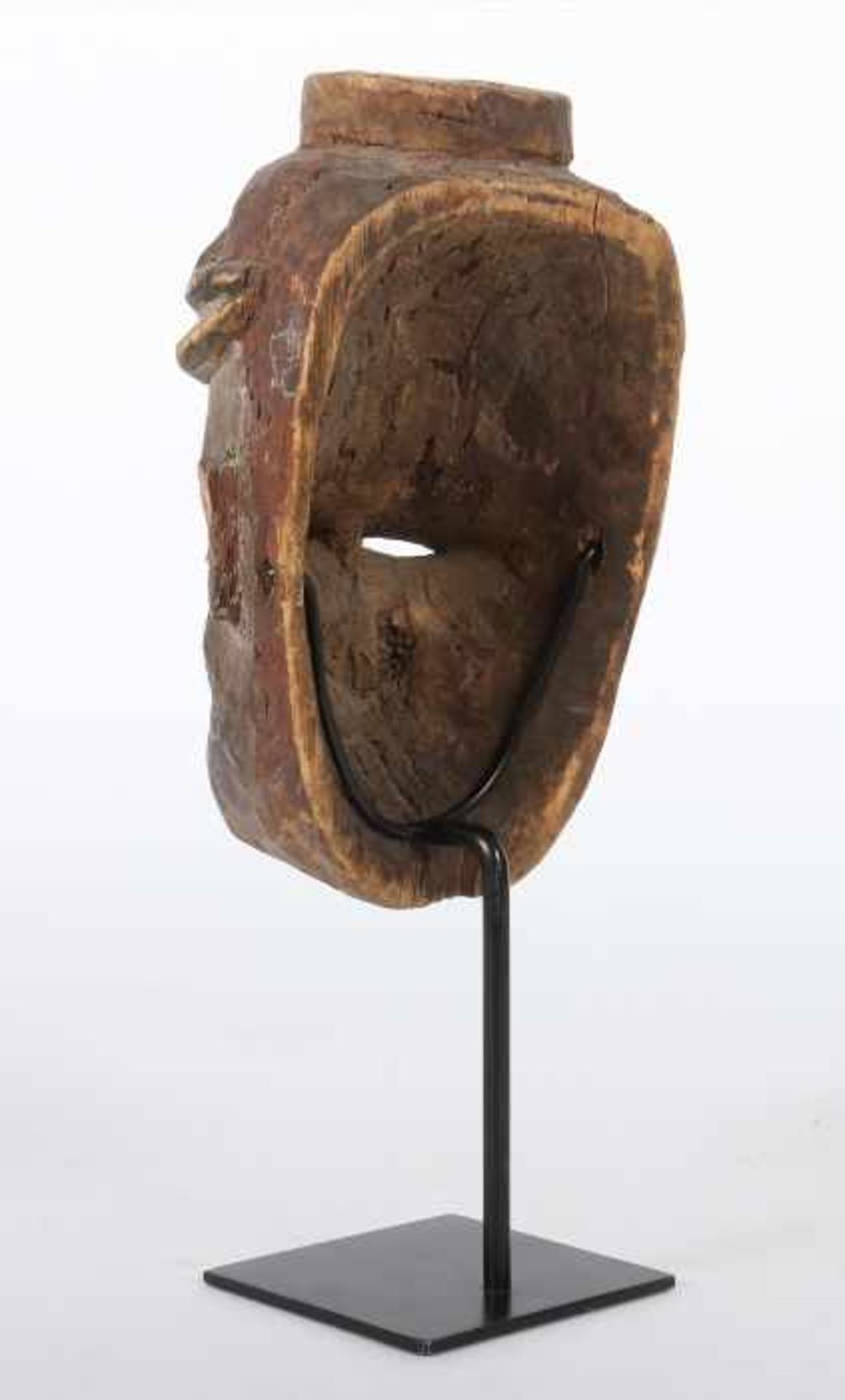 Maske der Igbo oder Ibibio Nigeria, Holz, in Resten schwarz und rot eingefärbt und silberfarben - Bild 3 aus 3