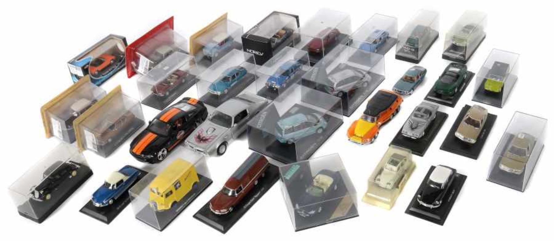 31 Modellautos unterschiedl. Hersteller, Metall, part. Kunststoff, lackiert, 19x 1:43 und 2x 1:24;