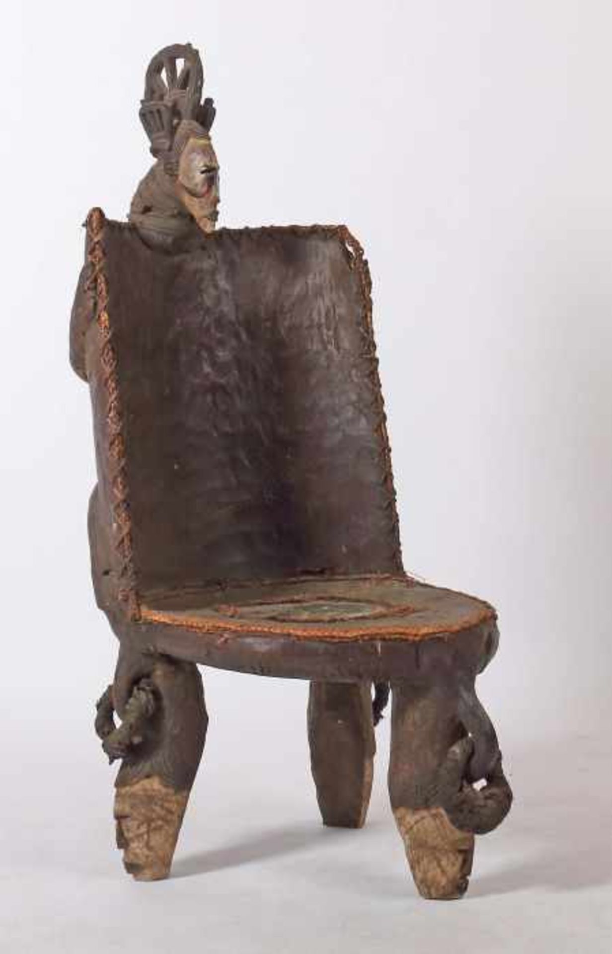 Masken-Stuhl der Igbo Nigeria, Stamm der Igbo, geschnitzter Holzstuhl, die Stützen aus 3 mit - Bild 2 aus 4